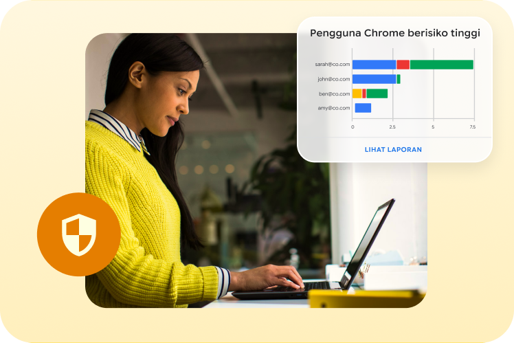 Seseorang yang sedang bekerja menggunakan laptop yang menampilkan laporan pengguna Chrome berisiko tinggi dengan ikon perisai keamanan.