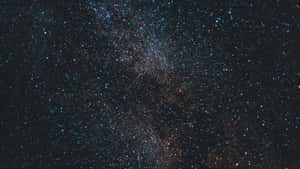 Vintergatan med täta stjärnhopar och kosmiskt damm i rymden. bakgrundsbilder