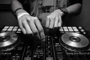 DJ hands adjusting controls on a music mixer — Dj Picture