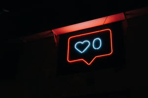 Neon sign with heart and zero in speech bubble glowing at night. — Heart Wallpaper