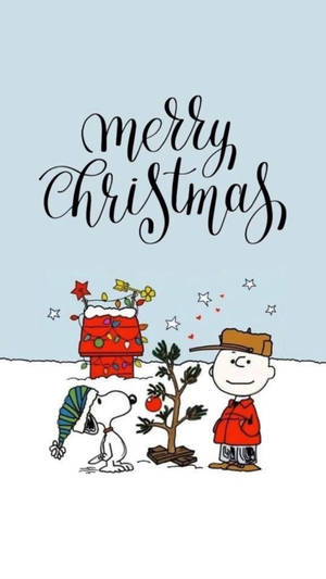 Charlie Brown og Snoopy i snøen med lite juletre og pyntet hus. — Tegneserie Bakgrunner