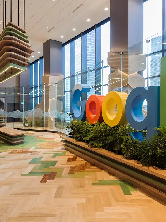 Eine Lobby mit dem Google-Logo.