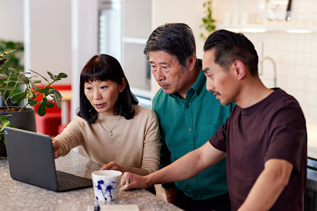 一位參與 Google Ads Impact Awards 的從業人員站在開放式辦公室中