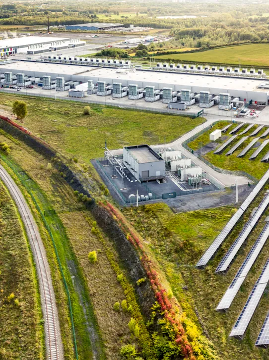 Die Sonne scheint auf das Solarfeld unseres Rechenzentrums im belgischen St. Ghislain.